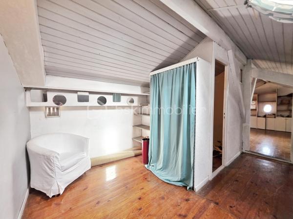 EXCLUSIVITE : Faron vue sur la rade . Rare duplex de + de100 m² dont 96 carrez au second et dernier étage d'une maison de caractère + Jardin, Studio et garage .
Unique sur le secteur .
Dans le quartier du Faron, à proximité du téléphérique, ce duplex t4 bénéficie d'une situation idéale à proximité des transports en commun, des axes routiers et du centre-ville, tout en étant dans un environnement résidentiel particulièrement recherché .

Actuellement distribué en t3, il occupe le second et dernier étage d'une charmante maison des années 30 . 
Un escalier extérieur, puis une entrée individuelle pour un seul propriétaire par palier : Une alternative à l'appartement traditionnel, avec le charme d'une maison de caractère . 

D'une superficie de 96 m² loi Carrez et 118 m² au sol, ce bien atypique profite d'une position dominante et d'une vue imprenable sur la rade de Toulon .

Au niveau principal, une entrée dessert côté sud une cuisine indépendante à rénover , et un vaste double séjour d'environ 29 m², avec une belle hauteur sous plafond. Celui-ci se prolonge par un long balcon permettant de profiter pleinement de la vue .
La distribution actuelle offre un beau potentiel de réaménagement avec la possibilité de créer une vaste pièce de vie ouverte, pour gagner en volume et en modernité .

Côté nord, sur le jardin , une grande chambre de plus de 15 m² avec dressing, une salle de bains récente , ainsi que des toilettes séparées avec lavabo .

À l'étage, beaucoup de cachet pour les combles aménagés : parquet, poutres apparentes et de beaux volumes desservant une grande chambre de plus de 20 m² dont 13 m² carrez, un espace bureau de 9 m², des rangements et des toilettes avec lavabo. Les rampants ont été récemment isolés .

À l'extérieur, le jardin privatif, intimiste et sans vis-à-vis, constitue un véritable atout . Il accueille un studio d'environ 20 m² , offrant ainsi un véritable espace habitable supplémentaire . 
Situé dans une petite bâtisse indépendante, il comprend un espace cuisine/séjour, un espace nuit séparé, et une salle d'eau avec WC. Idéal pour recevoir, télétravailler , ou faire un atelier .

Un garage privatif en rez-de-rue, très recherché sur le secteur, complète l'ensemble. Le stationnement est également possible à proximité immédiate .

L’appartement est entretenu mais nécessite des travaux de modernisation . Des devis sont disponibles et d'autres sont en cours . Il bénéficie déjà du double vitrage et la toiture a été révisée au mois de juillet .

Copropriété de 11 lots dont 3 logements en cours de création .
Charges  annuelles en cours de calcul