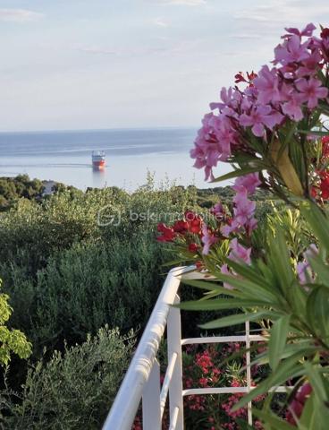 Située dans l’un des secteurs les plus recherchés de Monticello, à quelques minutes des plages et du centre de L’Île-Rousse, cette élégante propriété bénéficie d’un environnement privilégié offrant une superbe vue sur la mer, le Cap Corse et les montagnes environnantes.

Implantée sur un terrain d’environ 1 000 m², la propriété développe 210 m² habitables et séduit par ses volumes généreux, sa luminosité et son ouverture sur l’extérieur.

La villa principale de 147m², principalement de plain-pied, propose une vaste pièce de vie baignée de lumière avec séjour et cuisine contemporaine entièrement équipée. De larges baies vitrées prolongent naturellement les espaces vers une magnifique terrasse d’environ 90 m² avec piscine, véritable espace de réception offrant un art de vivre dedans-dehors face à la Méditerranée.

L’espace nuit comprend une suite parentale avec dressing, salle de bains privative et accès direct à la terrasse avec vue mer, ainsi que deux chambres supplémentaires et une salle d’eau.

En rez-de-jardin, un appartement T3 indépendant de 63 m², bénéficiant de sa propre terrasse d’environ 25 m², constitue un véritable atout pour accueillir famille et amis ou développer une activité locative.

La propriété dispose également d’un espace supplémentaire d’environ 45 m² offrant de nombreuses possibilités d’aménagement.

Chaque niveau bénéficie de son accès indépendant et de son stationnement sécurisé, offrant autonomie et flexibilité d’usage.

Le jardin paysager, équipé d’un forage et d’un système d’arrosage automatique, complète harmonieusement cet ensemble rare sur le marché.

À quelques minutes des plages, du port et du centre de L’Île-Rousse, cette propriété bénéficie d’un emplacement privilégié au cœur de la Balagne.

Les atouts :
• Vue mer et Cap Corse
• Environ 210 m² habitables sur un terrain de 1000 m²
• Terrasse de 90 m² avec piscine
• Appartement indépendant de 63 m² avec séjour, cuisine, 2 chambres et 1 salle d’eau
• Espace aménageable supplémentaire de 45 m²
• Deux accès indépendants et stationnements sécurisés
• Suite parentale avec dressing et vue mer
• 2 portails motorisés
• Assainissement collectif
• Forage et arrosage automatique
• Borne de recharge
• À quelques minutes des plages et de L’Île-Rousse