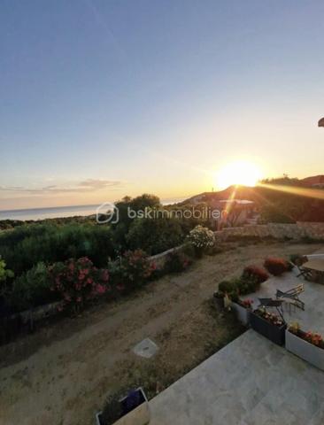 Située dans l’un des secteurs les plus recherchés de Monticello, à quelques minutes des plages et du centre de L’Île-Rousse, cette élégante propriété bénéficie d’un environnement privilégié offrant une superbe vue sur la mer, le Cap Corse et les montagnes environnantes.

Implantée sur un terrain d’environ 1 000 m², la propriété développe 210 m² habitables et séduit par ses volumes généreux, sa luminosité et son ouverture sur l’extérieur.

La villa principale de 147m², principalement de plain-pied, propose une vaste pièce de vie baignée de lumière avec séjour et cuisine contemporaine entièrement équipée. De larges baies vitrées prolongent naturellement les espaces vers une magnifique terrasse d’environ 90 m² avec piscine, véritable espace de réception offrant un art de vivre dedans-dehors face à la Méditerranée.

L’espace nuit comprend une suite parentale avec dressing, salle de bains privative et accès direct à la terrasse avec vue mer, ainsi que deux chambres supplémentaires et une salle d’eau.

En rez-de-jardin, un appartement T3 indépendant de 63 m², bénéficiant de sa propre terrasse d’environ 25 m², constitue un véritable atout pour accueillir famille et amis ou développer une activité locative.

La propriété dispose également d’un espace supplémentaire d’environ 45 m² offrant de nombreuses possibilités d’aménagement.

Chaque niveau bénéficie de son accès indépendant et de son stationnement sécurisé, offrant autonomie et flexibilité d’usage.

Le jardin paysager, équipé d’un forage et d’un système d’arrosage automatique, complète harmonieusement cet ensemble rare sur le marché.

À quelques minutes des plages, du port et du centre de L’Île-Rousse, cette propriété bénéficie d’un emplacement privilégié au cœur de la Balagne.

Les atouts :
• Vue mer et Cap Corse
• Environ 210 m² habitables sur un terrain de 1000 m²
• Terrasse de 90 m² avec piscine
• Appartement indépendant de 63 m² avec séjour, cuisine, 2 chambres et 1 salle d’eau
• Espace aménageable supplémentaire de 45 m²
• Deux accès indépendants et stationnements sécurisés
• Suite parentale avec dressing et vue mer
• 2 portails motorisés
• Assainissement collectif
• Forage et arrosage automatique
• Borne de recharge
• À quelques minutes des plages et de L’Île-Rousse
