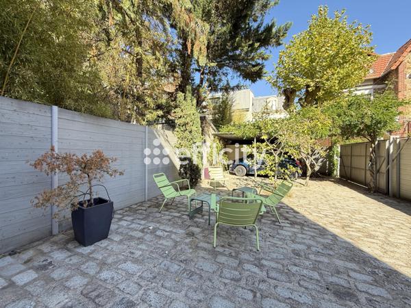 Maison
         5 pièces
        - 125 m² Bien prestige 995 000 € *