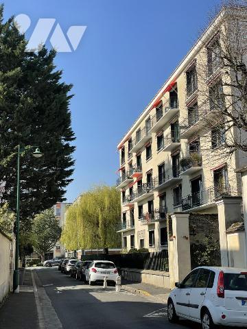 Un appartement lumineux composé d'une belle pièce de vie, une cuisine séparée et deux chambres