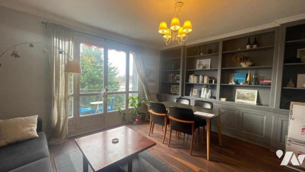 Un appartement lumineux composé d'une belle pièce de vie, une cuisine séparée et deux chambres