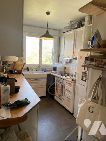 Un appartement lumineux composé d'une belle pièce de vie, une cuisine séparée et deux chambres