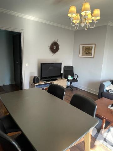 Un appartement lumineux composé d'une belle pièce de vie, une cuisine séparée et deux chambres