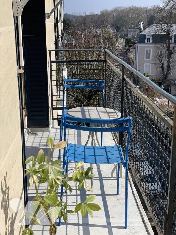 Un appartement lumineux composé d'une belle pièce de vie, une cuisine séparée et deux chambres