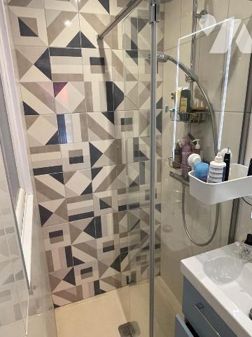 Un appartement lumineux composé d'une belle pièce de vie, une cuisine séparée et deux chambres