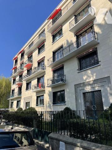 Un appartement lumineux composé d'une belle pièce de vie, une cuisine séparée et deux chambres
