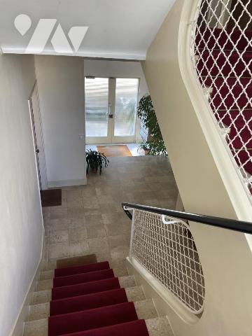 Un appartement lumineux composé d'une belle pièce de vie, une cuisine séparée et deux chambres