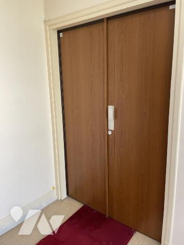 Un appartement lumineux composé d'une belle pièce de vie, une cuisine séparée et deux chambres