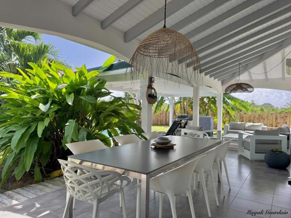 A VENDRE - EXCEPTIONNELLE VILLA CONTEMPORAINE AVEC STUDIO – SAINT-FRANÇOIS