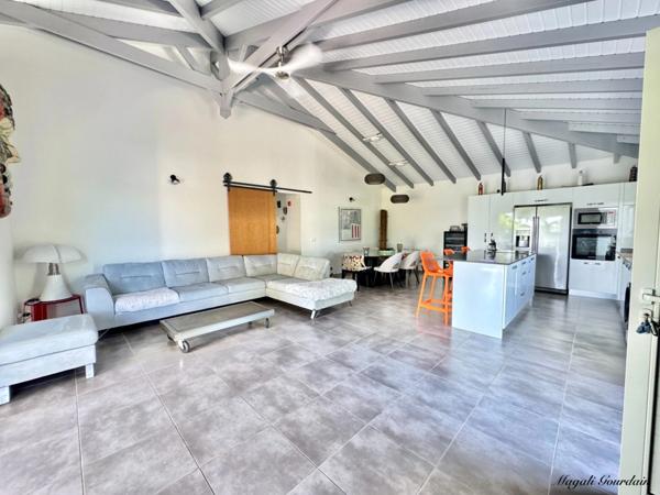 A VENDRE - EXCEPTIONNELLE VILLA CONTEMPORAINE AVEC STUDIO – SAINT-FRANÇOIS