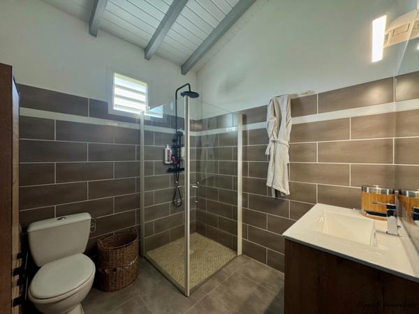 A VENDRE - EXCEPTIONNELLE VILLA CONTEMPORAINE AVEC STUDIO – SAINT-FRANÇOIS