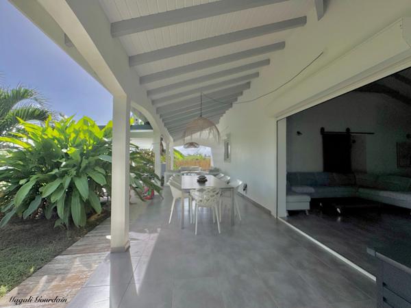 A VENDRE - EXCEPTIONNELLE VILLA CONTEMPORAINE AVEC STUDIO – SAINT-FRANÇOIS