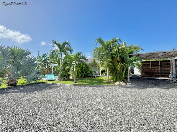 A VENDRE - EXCEPTIONNELLE VILLA CONTEMPORAINE AVEC STUDIO – SAINT-FRANÇOIS