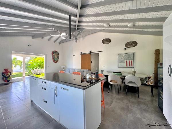 A VENDRE - EXCEPTIONNELLE VILLA CONTEMPORAINE AVEC STUDIO – SAINT-FRANÇOIS