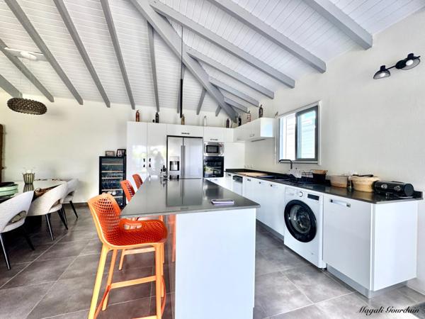 A VENDRE - EXCEPTIONNELLE VILLA CONTEMPORAINE AVEC STUDIO – SAINT-FRANÇOIS