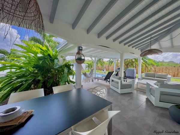 A VENDRE - EXCEPTIONNELLE VILLA CONTEMPORAINE AVEC STUDIO – SAINT-FRANÇOIS