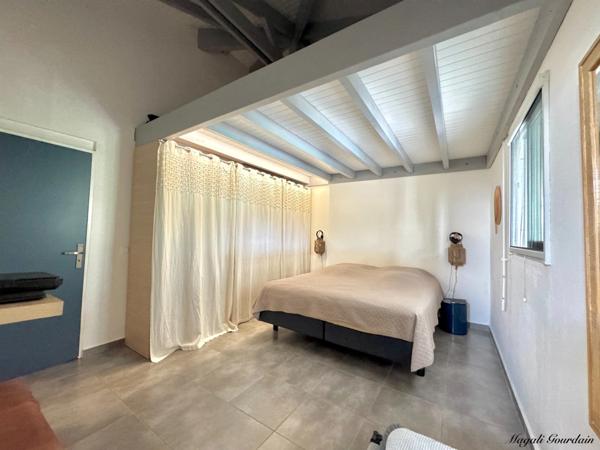 A VENDRE - EXCEPTIONNELLE VILLA CONTEMPORAINE AVEC STUDIO – SAINT-FRANÇOIS