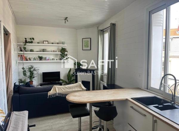 Jardin Public - T1 bis de 28m2 avec chambre séparée au 3ème étage d'un immeuble en pierre dans une rue calme