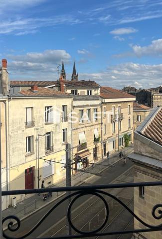 Jardin Public - T1 bis de 28m2 avec chambre séparée au 3ème étage d'un immeuble en pierre dans une rue calme