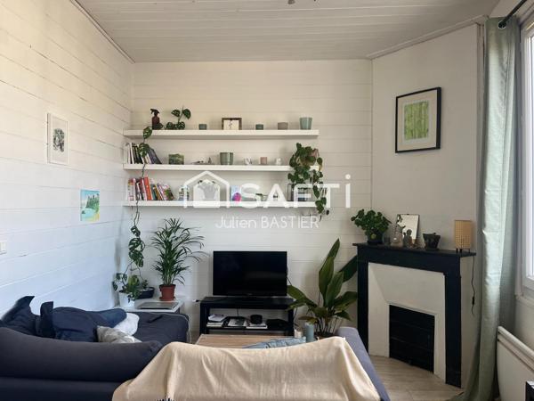 Jardin Public - T1 bis de 28m2 avec chambre séparée au 3ème étage d'un immeuble en pierre dans une rue calme