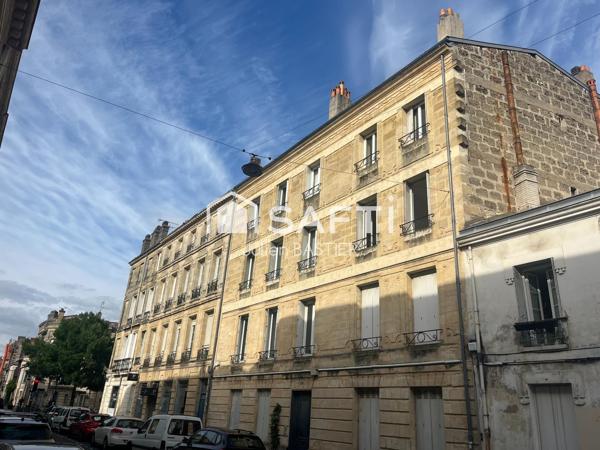 Jardin Public - T1 bis de 28m2 avec chambre séparée au 3ème étage d'un immeuble en pierre dans une rue calme