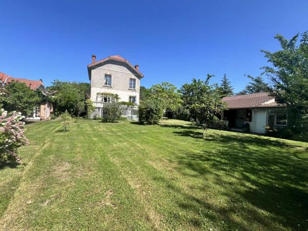 Maison ancienne - Le bugue CHARMANTE MAISON DE 4/5 CHAMBRES EN EXCELLENT ÉTAT AU BUGUE AVEC JOLIS JARDINS, TERRASSES, GRAND STUDIO, GARAGE, PAVILLON D'ÉTÉ, SUR UN TERRAIN DE 1600 M². À DISTANCE DE MARCHE DE TOUTES COMMODITÉS ! PF90327