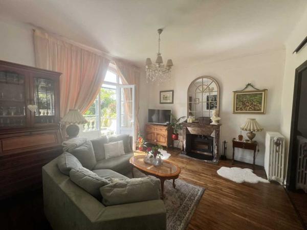 Maison ancienne - Le bugue CHARMANTE MAISON DE 4/5 CHAMBRES EN EXCELLENT ÉTAT AU BUGUE AVEC JOLIS JARDINS, TERRASSES, GRAND STUDIO, GARAGE, PAVILLON D'ÉTÉ, SUR UN TERRAIN DE 1600 M². À DISTANCE DE MARCHE DE TOUTES COMMODITÉS ! PF90327