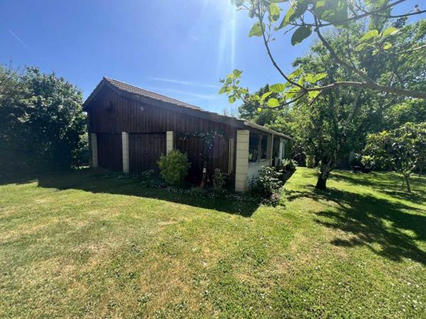 Maison ancienne - Le bugue CHARMANTE MAISON DE 4/5 CHAMBRES EN EXCELLENT ÉTAT AU BUGUE AVEC JOLIS JARDINS, TERRASSES, GRAND STUDIO, GARAGE, PAVILLON D'ÉTÉ, SUR UN TERRAIN DE 1600 M². À DISTANCE DE MARCHE DE TOUTES COMMODITÉS ! PF90327