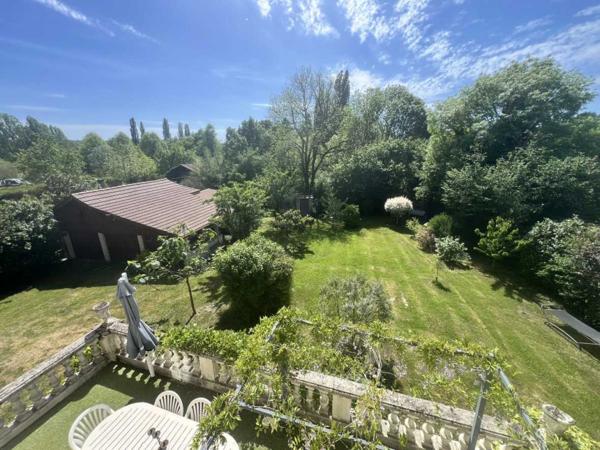 Maison ancienne - Le bugue CHARMANTE MAISON DE 4/5 CHAMBRES EN EXCELLENT ÉTAT AU BUGUE AVEC JOLIS JARDINS, TERRASSES, GRAND STUDIO, GARAGE, PAVILLON D'ÉTÉ, SUR UN TERRAIN DE 1600 M². À DISTANCE DE MARCHE DE TOUTES COMMODITÉS ! PF90327