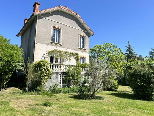 Maison ancienne - Le bugue CHARMANTE MAISON DE 4/5 CHAMBRES EN EXCELLENT ÉTAT AU BUGUE AVEC JOLIS JARDINS, TERRASSES, GRAND STUDIO, GARAGE, PAVILLON D'ÉTÉ, SUR UN TERRAIN DE 1600 M². À DISTANCE DE MARCHE DE TOUTES COMMODITÉS ! PF90327