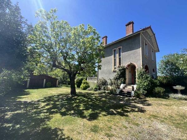 Maison ancienne - Le bugue CHARMANTE MAISON DE 4/5 CHAMBRES EN EXCELLENT ÉTAT AU BUGUE AVEC JOLIS JARDINS, TERRASSES, GRAND STUDIO, GARAGE, PAVILLON D'ÉTÉ, SUR UN TERRAIN DE 1600 M². À DISTANCE DE MARCHE DE TOUTES COMMODITÉS ! PF90327