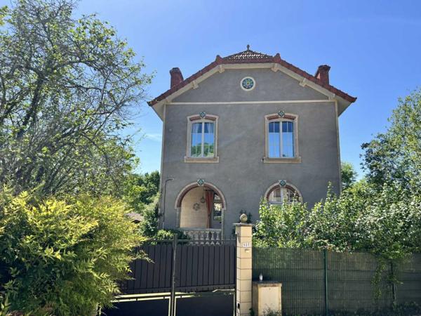 Maison ancienne - Le bugue CHARMANTE MAISON DE 4/5 CHAMBRES EN EXCELLENT ÉTAT AU BUGUE AVEC JOLIS JARDINS, TERRASSES, GRAND STUDIO, GARAGE, PAVILLON D'ÉTÉ, SUR UN TERRAIN DE 1600 M². À DISTANCE DE MARCHE DE TOUTES COMMODITÉS ! PF90327