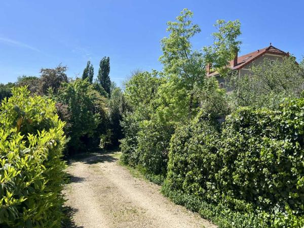 Maison ancienne - Le bugue CHARMANTE MAISON DE 4/5 CHAMBRES EN EXCELLENT ÉTAT AU BUGUE AVEC JOLIS JARDINS, TERRASSES, GRAND STUDIO, GARAGE, PAVILLON D'ÉTÉ, SUR UN TERRAIN DE 1600 M². À DISTANCE DE MARCHE DE TOUTES COMMODITÉS ! PF90327