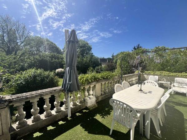 Maison ancienne - Le bugue CHARMANTE MAISON DE 4/5 CHAMBRES EN EXCELLENT ÉTAT AU BUGUE AVEC JOLIS JARDINS, TERRASSES, GRAND STUDIO, GARAGE, PAVILLON D'ÉTÉ, SUR UN TERRAIN DE 1600 M². À DISTANCE DE MARCHE DE TOUTES COMMODITÉS ! PF90327