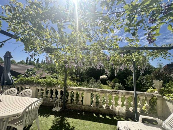 Maison ancienne - Le bugue CHARMANTE MAISON DE 4/5 CHAMBRES EN EXCELLENT ÉTAT AU BUGUE AVEC JOLIS JARDINS, TERRASSES, GRAND STUDIO, GARAGE, PAVILLON D'ÉTÉ, SUR UN TERRAIN DE 1600 M². À DISTANCE DE MARCHE DE TOUTES COMMODITÉS ! PF90327