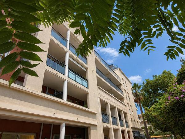 Beau T2 de 44m2 avec terrasse couverte,  et parking privatif  dans une  residence de standing recherchée avec ascenseur - centre ville de Cavalaire sur mer