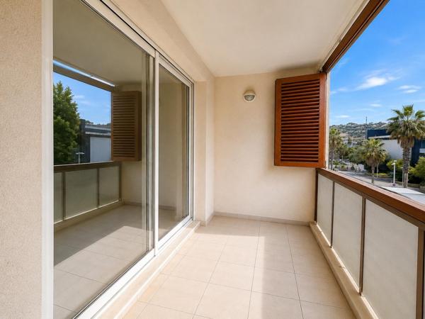 Beau T2 de 44m2 avec terrasse couverte,  et parking privatif  dans une  residence de standing recherchée avec ascenseur - centre ville de Cavalaire sur mer