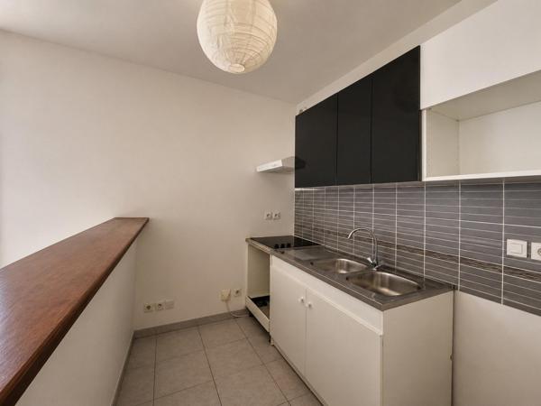 Beau T2 de 44m2 avec terrasse couverte,  et parking privatif  dans une  residence de standing recherchée avec ascenseur - centre ville de Cavalaire sur mer