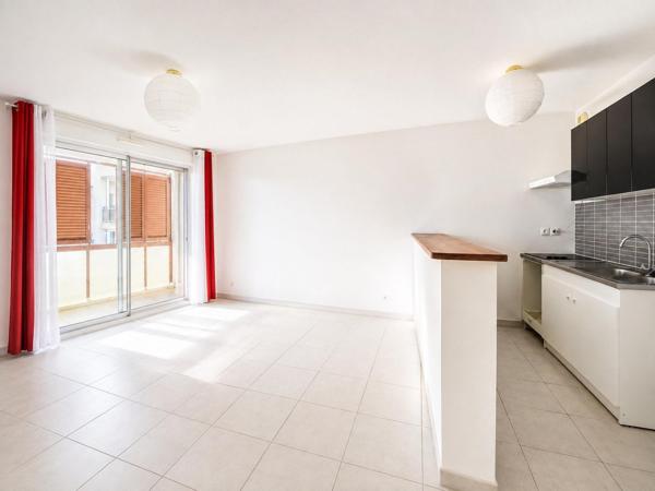 Beau T2 de 44m2 avec terrasse couverte,  et parking privatif  dans une  residence de standing recherchée avec ascenseur - centre ville de Cavalaire sur mer