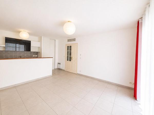 Beau T2 de 44m2 avec terrasse couverte,  et parking privatif  dans une  residence de standing recherchée avec ascenseur - centre ville de Cavalaire sur mer
