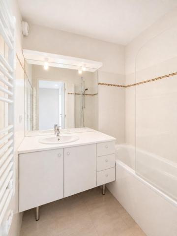 Beau T2 de 44m2 avec terrasse couverte,  et parking privatif  dans une  residence de standing recherchée avec ascenseur - centre ville de Cavalaire sur mer