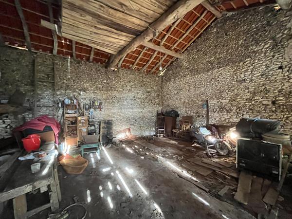 A vendre terrain plat de 2594 m2 avec dépendance en pierre sur la commune de TOCANE SAINT APRE