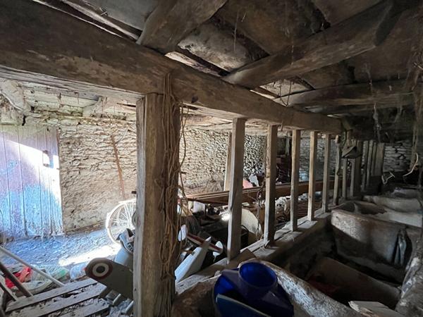 A vendre terrain plat de 2594 m2 avec dépendance en pierre sur la commune de TOCANE SAINT APRE