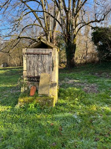 A vendre terrain plat de 2594 m2 avec dépendance en pierre sur la commune de TOCANE SAINT APRE