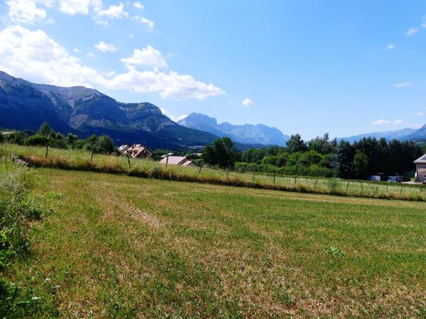 Terrain constructible de 1 460 m²