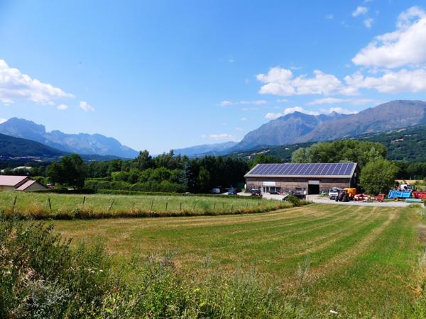 Terrain constructible de 1 460 m²
