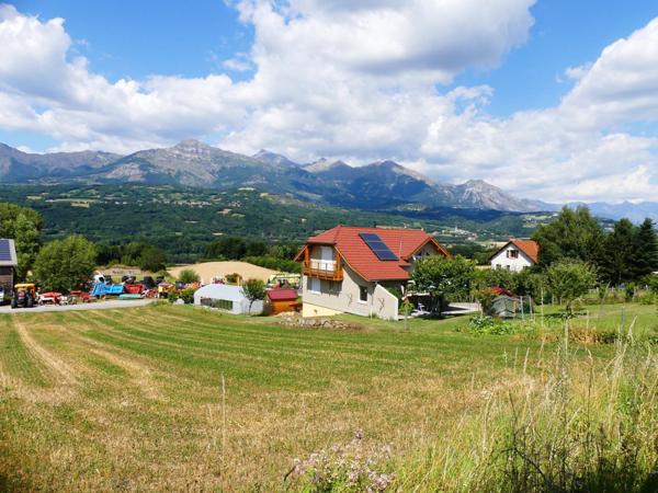 Terrain constructible de 1 460 m²