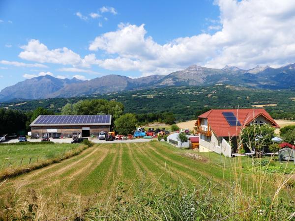 Terrain constructible de 1 460 m²
