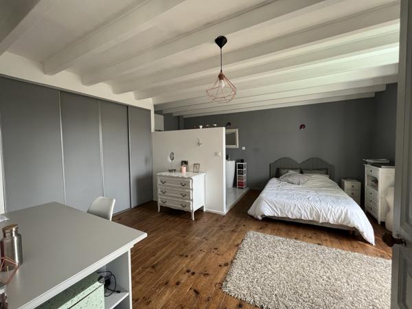 Maison
                                                                                                                                                                                                                                                                                                                        7 pièce(s)                                                                                                                                                                                                          3 chambre(s)                                                                                                                                                                                                          230  m²
